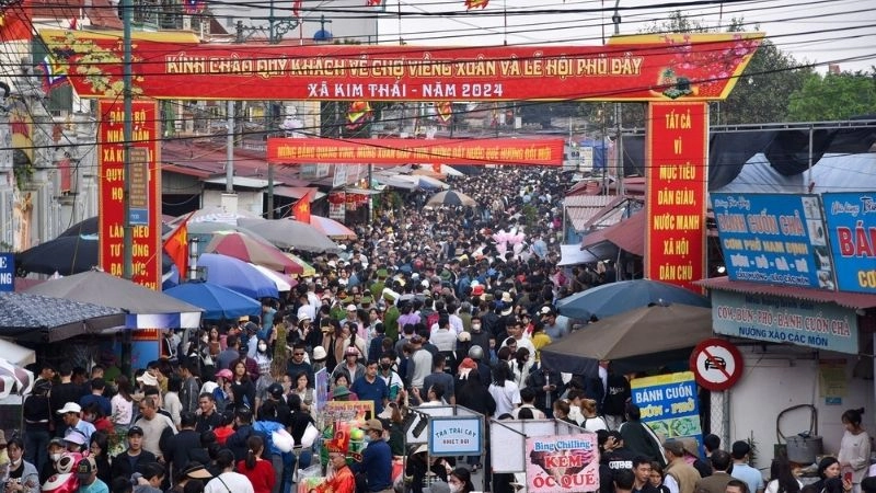 Chợ Viềng rực rỡ sắc màu ngày đầu năm mới