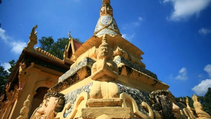 Cảnh quan Chùa Âng Trà Vinh xanh mát thanh bình