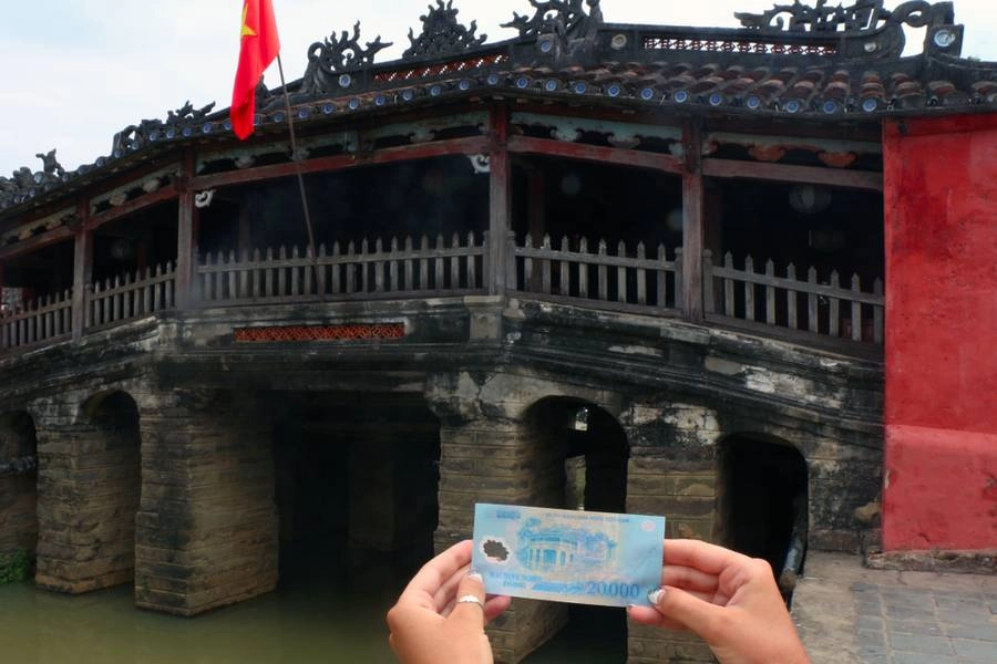 Bình yên Chùa Cầu giữa phố Hội tĩnh lặng