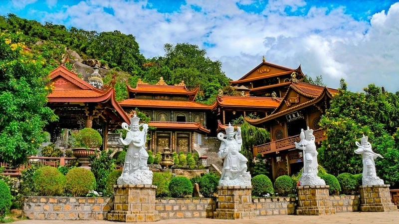 Vẻ đẹp Chùa Hang Lý Sơn với kiến trúc độc đáo