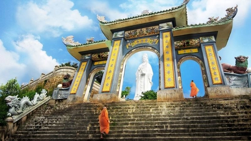 Cách di chuyển đến Chùa Linh Ứng dễ dàng