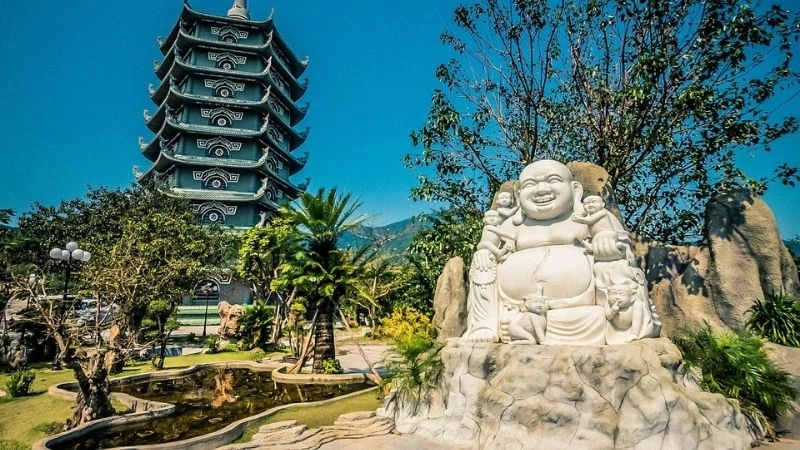 Cảnh quan Chùa Linh Ứng thanh tịnh giữa non cao