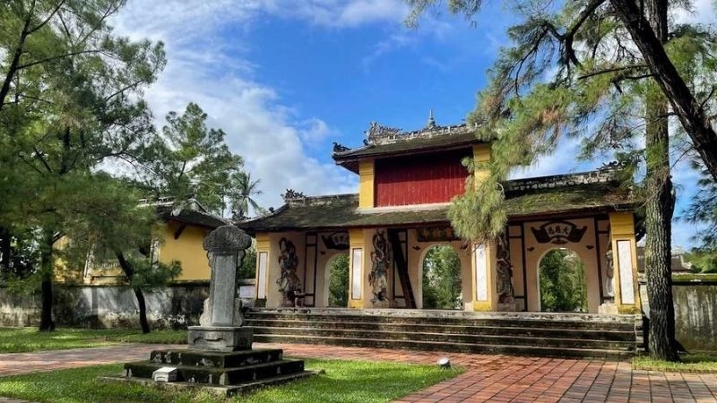 Thiên nhiên Chùa Thiên Mụ trong lành tươi mát