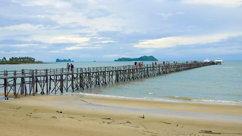 Đắm mình trong vẻ đẹp biển đảo của Chumphon