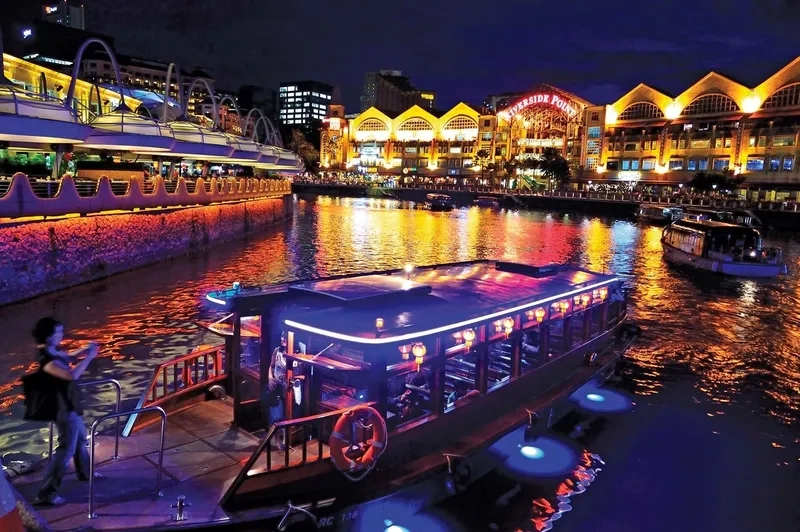 Clarke Quay là một trong những khu giải trí và ẩm thực nổi tiếng nhất Singapore