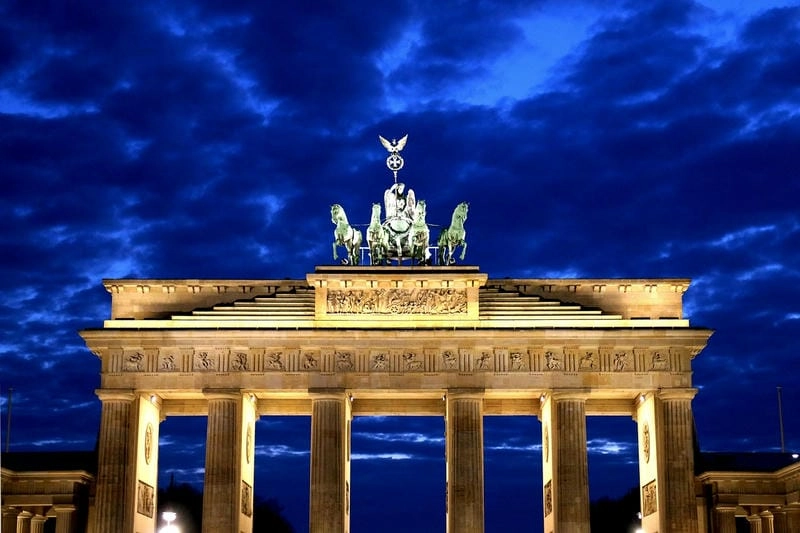 Ánh sáng lung linh của Cổng Brandenburg về đêm Berlin