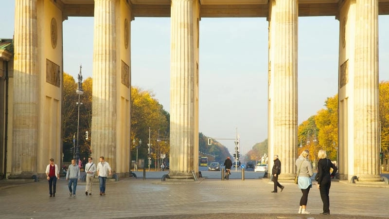 Sự huyền ảo ánh sáng làm nổi bật Cổng Brandenburg Berlin