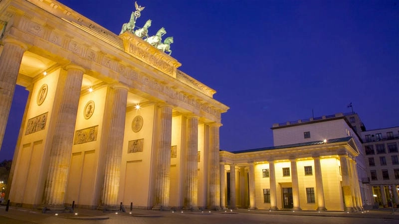 Quảng trường Paris nổi bật cùng Cổng Brandenburg Berlin
