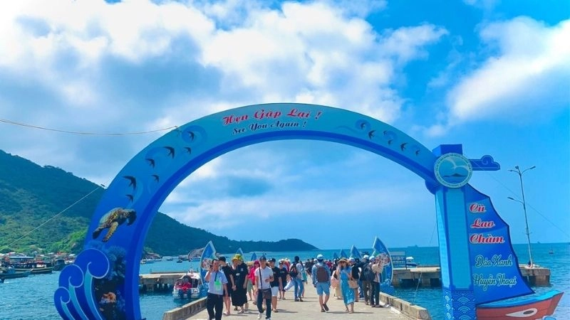 Biển Cù Lao Chàm sóng vỗ nhẹ giữa trời xanh