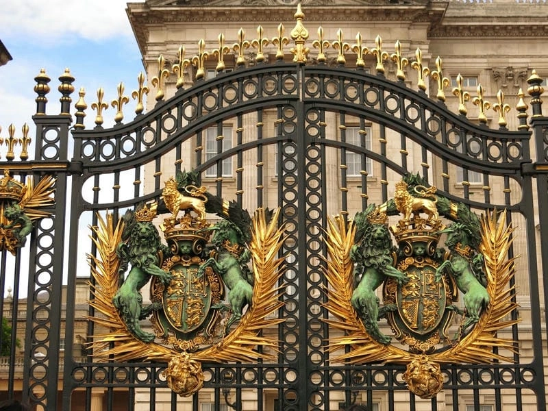 Cung điện Buckingham ở London nổi bật khung cảnh hoàng gia