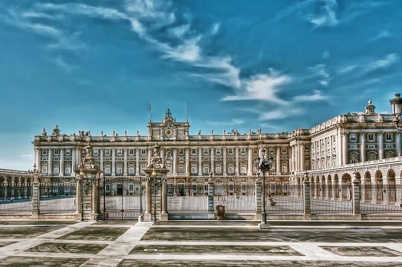 Ngắm nhìn Ánh sáng Cung điện Hoàng gia Madrid lung linh