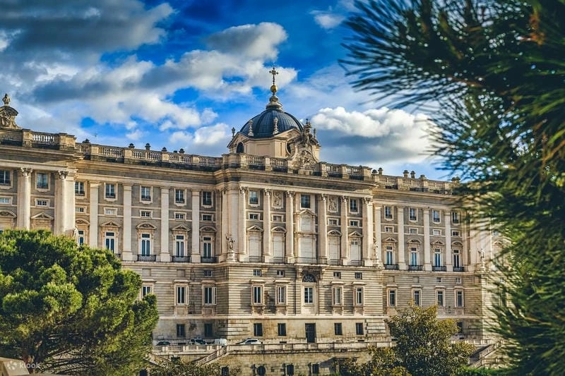 Khám phá Nội thất Cung điện Hoàng gia Madrid tinh xảo