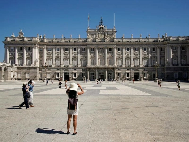 Thưởng ngoạn Cảnh quan Cung điện Hoàng gia Madrid thơ mộng
