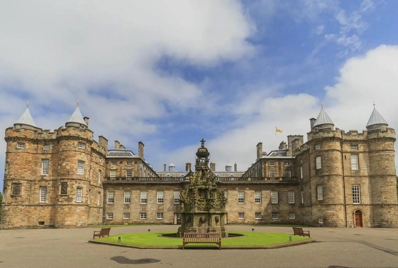 Tìm hiểu truyền thống lâu đời Cung điện Holyroodhouse