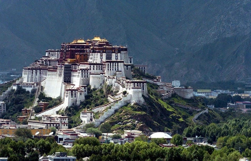 Cung điện Potala phản chiếu mặt hồ tạo cảnh quan thơ mộng