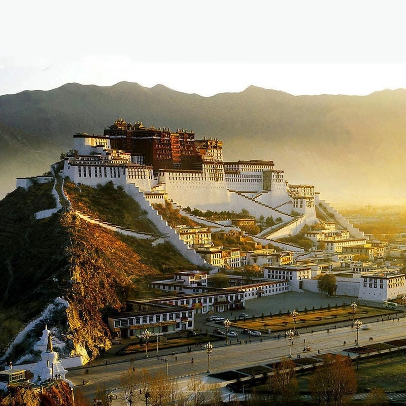 Ảnh Cung điện Potala nổi bật giữa núi non hùng vĩ