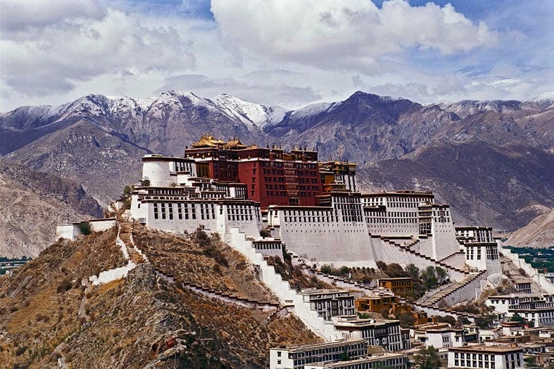 Ảnh Cung điện Potala toàn cảnh tuyệt đẹp khi nhìn từ xa