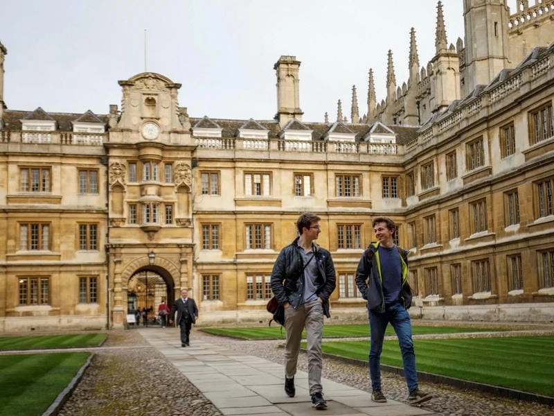 Tham quan Đại học Cambridge campus và những con đường rợp lá