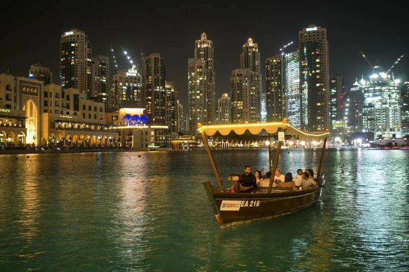 Toàn cảnh kỳ vĩ của đài phun nước Dubai lung linh qua ống kính panorama