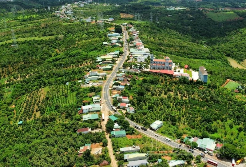 Hồ nước Đắk Nông trong xanh, phản chiếu núi rừng Tây Nguyên