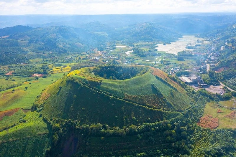 Núi lửa Đắk Nông với đá bazan đen óng ánh kỳ lạ