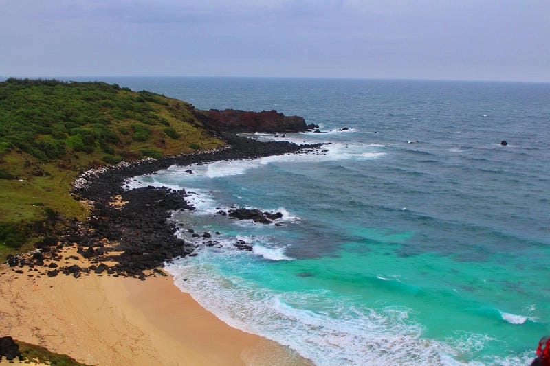 Ảnh Phú Quý đẹp với biển xanh và bầu trời trong trẻo