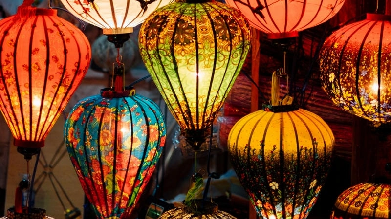 Đèn lồng Hội An thắp sáng con phố cổ về đêm