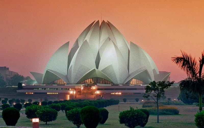 Ánh sáng Lotus Temple lung linh tạo khung cảnh huyền ảo
