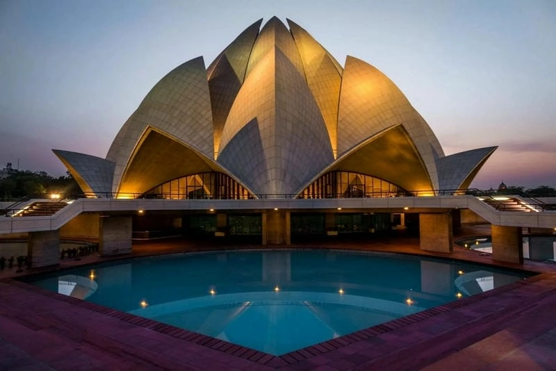 Lotus Temple về đêm tỏa sáng lộng lẫy giữa trời đêm