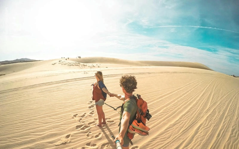 Đồi cát đỏ Mũi Né lung linh trong ánh hoàng hôn