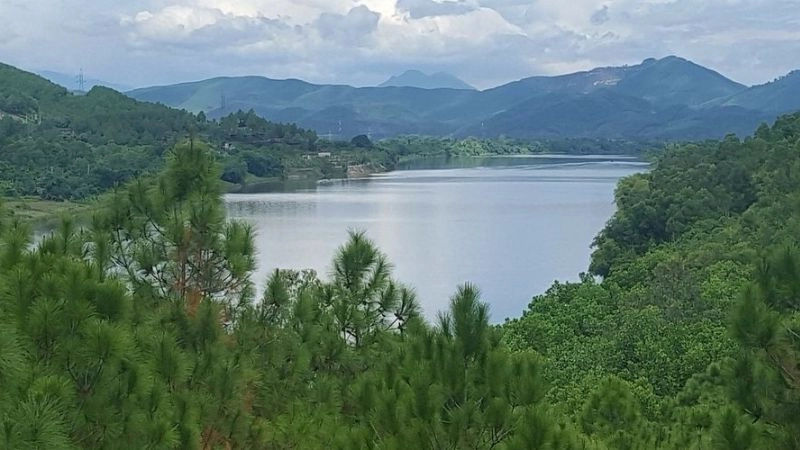 Cảnh quan Đồi Vọng Cảnh hòa cùng sông núi