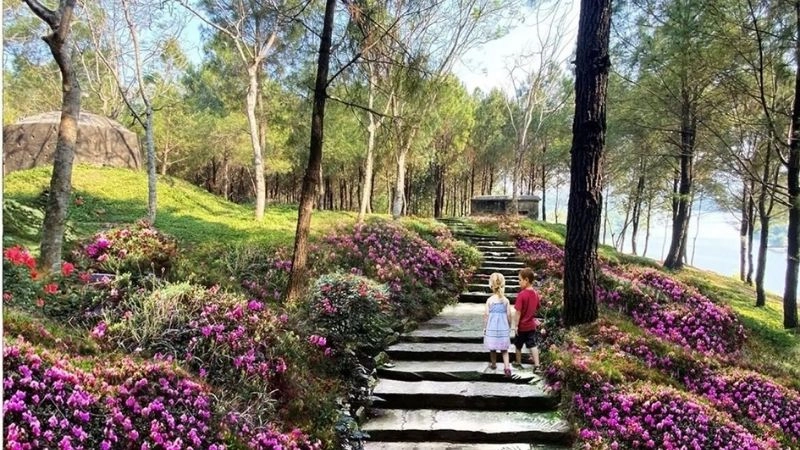 Núi non Huế bao bọc vẻ đẹp thơ mộng