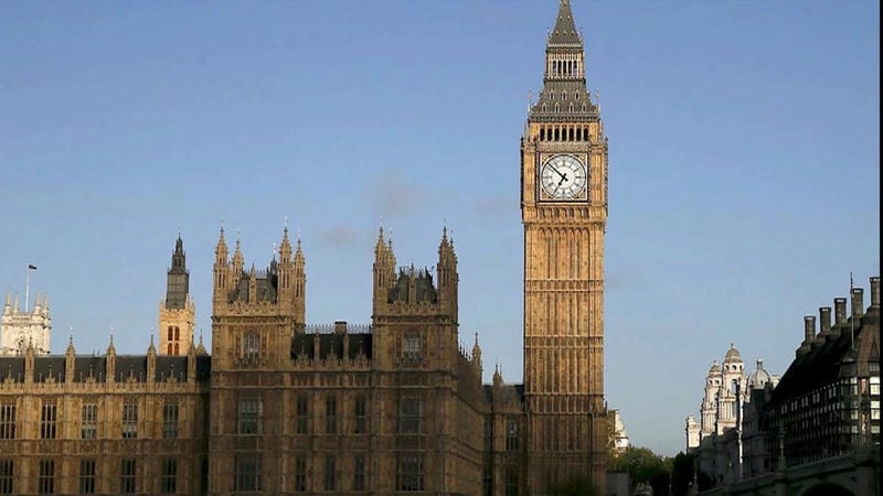 Du khách quốc tế tìm kiếm đồng hồ big ben nằm ở đâu