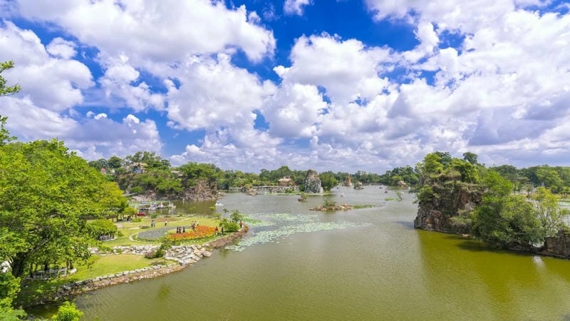 Thuyền nhỏ neo đậu bên Hồ Trị An Đồng Nai