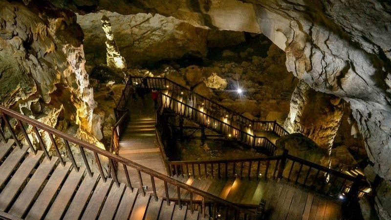 Nên mang giày thể thao vì đường đi trong hang khá dài