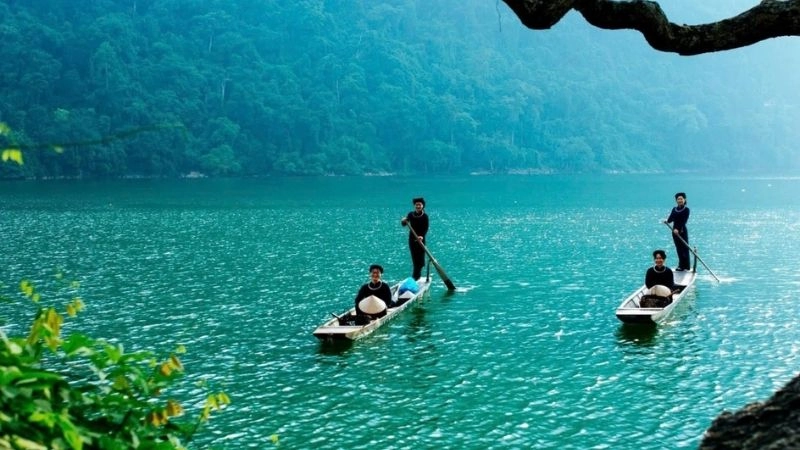 Hồ Ba Bể kỳ quan thiên nhiên giữa núi rừng