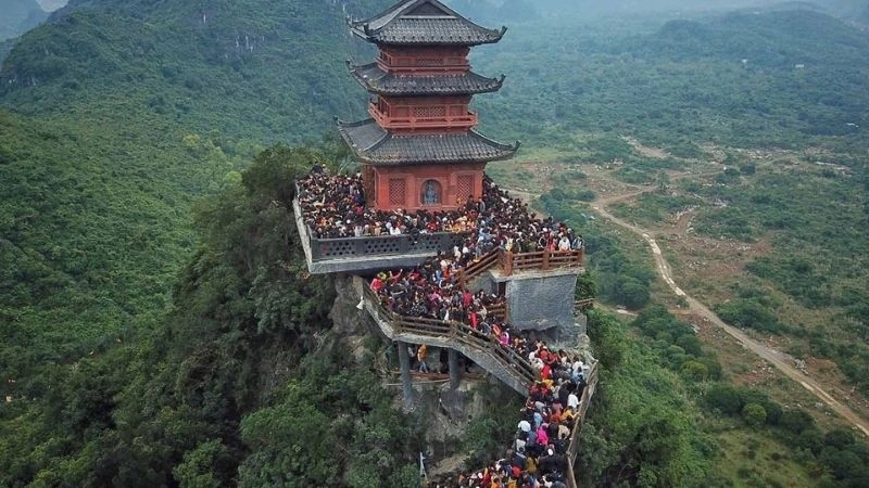 Tĩnh lặng giữa không gian rộng lớn Chùa Tam Chúc