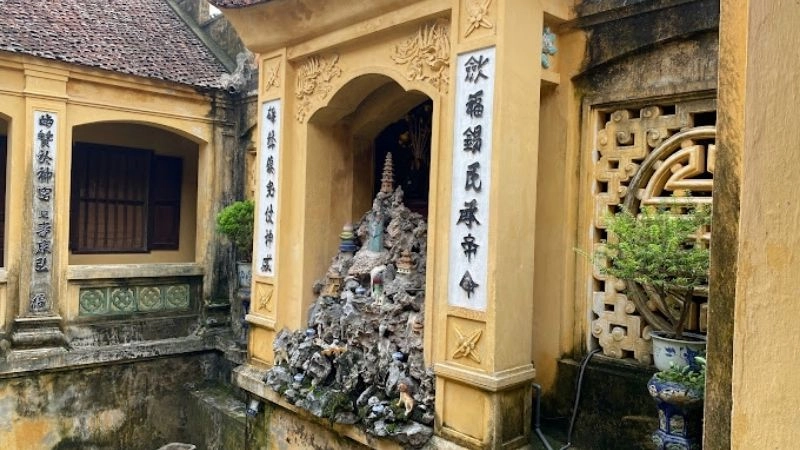 Bước vào không gian cổ kính Đền Trần Thương