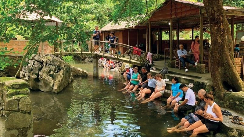 Đảo Cát Bà viên ngọc lấp lánh giữa vịnh rộng