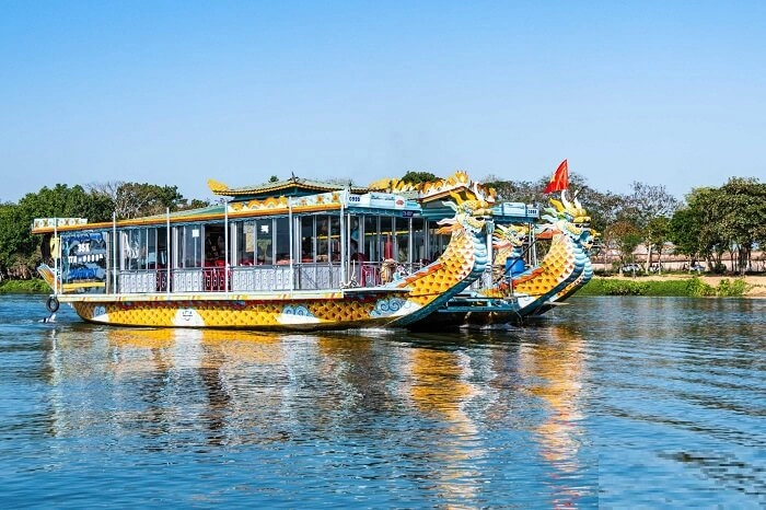 Thuyền hoa trên sông Hương trong ánh trăng