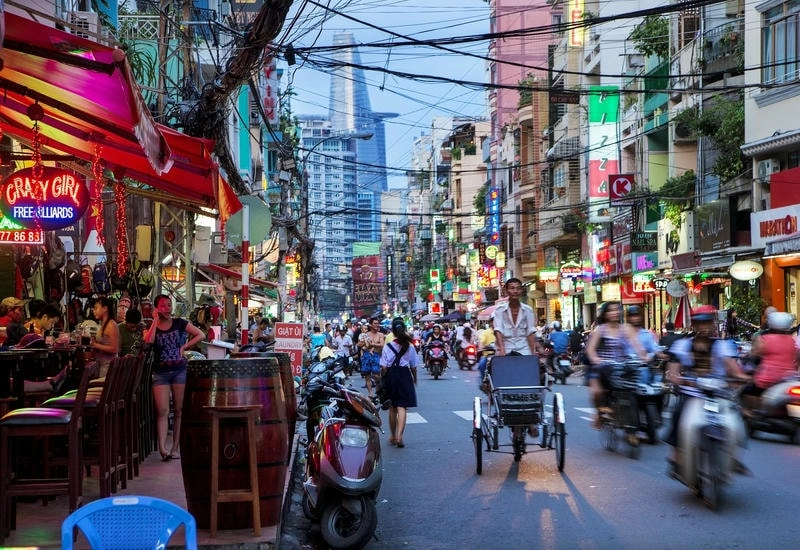 Đường phố Sài Gòn nhộn nhịp với dòng xe tấp nập