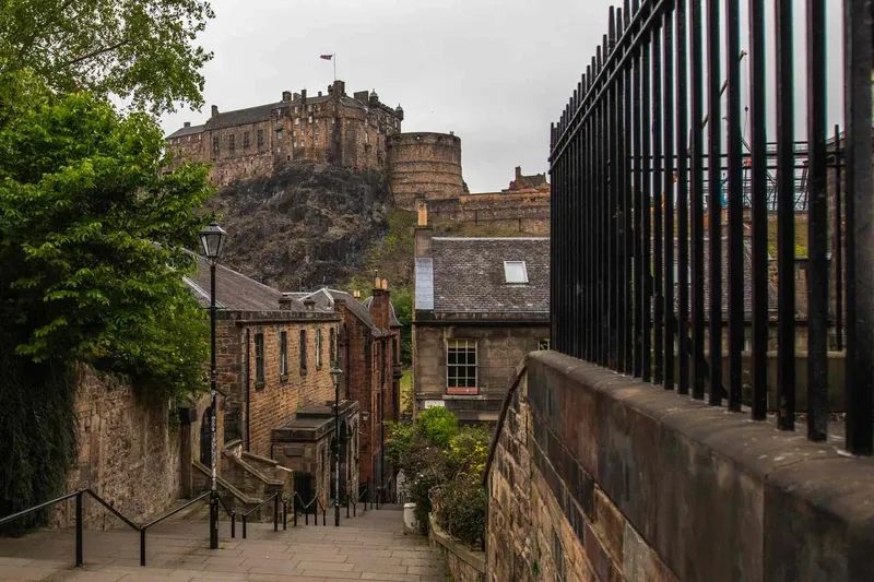 Góc phố nhỏ mang hơi thở cổ xưa ở Edinburgh