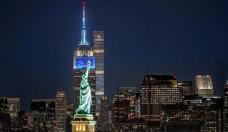 Hệ thống đèn đổi màu nổi bật tại Empire State Building mỗi dịp lễ hội