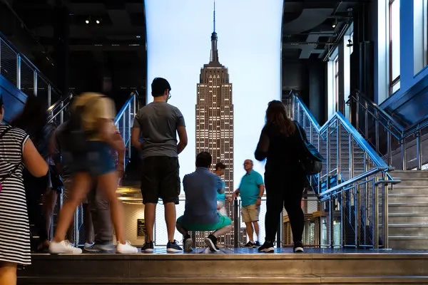 Cảnh tượng Empire State Building sừng sững nhìn từ xa giữa đô thị