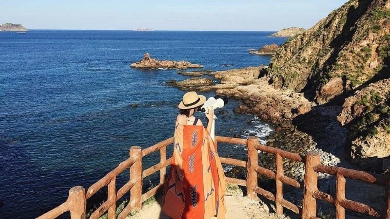 Vách đá Eo Gió hùng vĩ vươn mình giữa biển