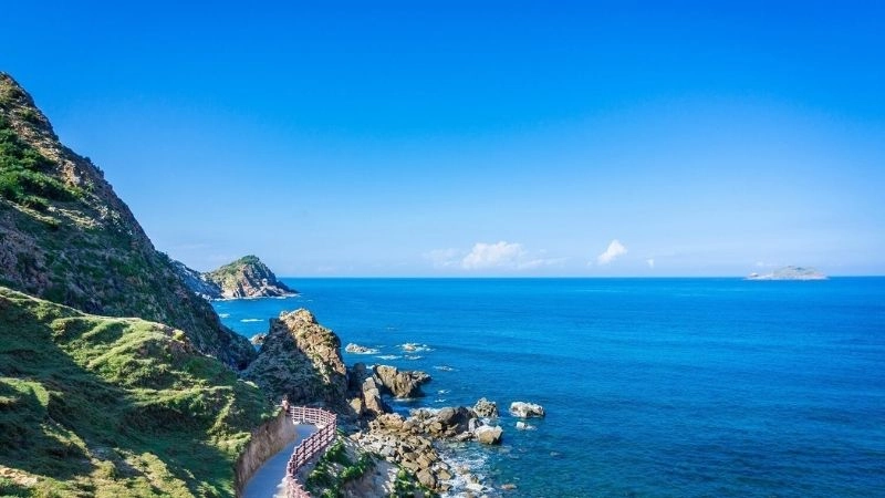 Cảnh biển Eo Gió xanh ngắt mênh mông sóng vỗ