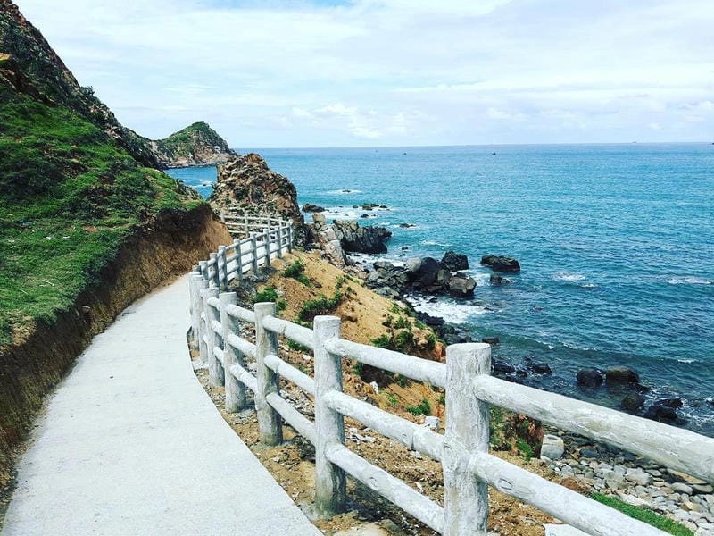 Eo Gió Bình Định ảnh với vách đá dựng đứng ôm lấy biển xanh ngọc