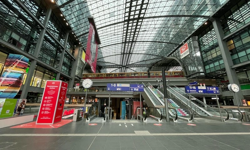 Vẻ đẹp ánh sáng Ga Trung tâm Berlin trong ngày và đêm