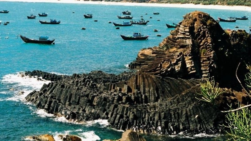 Cảnh biển Gành Đá Đĩa hòa quyện sóng biển rì rào