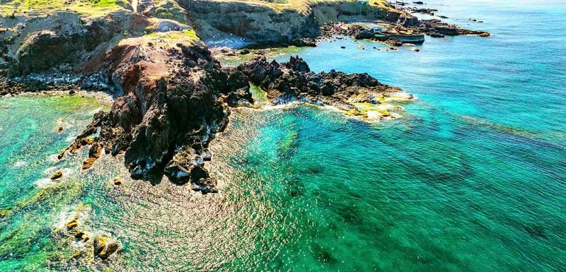 Gành Hang Phú Quý hùng vĩ với sóng biển vỗ bờ